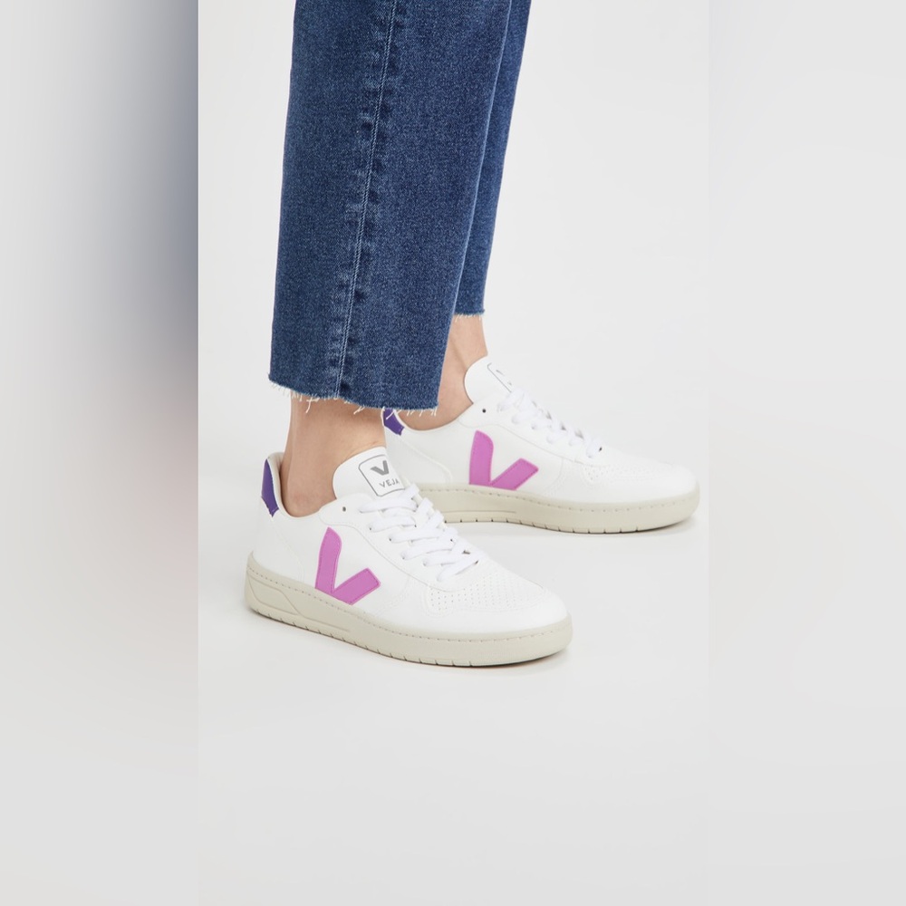 Veja V-10 Sneaker in White & Ultraviolet &
Purple SIZE 8, EUR 39